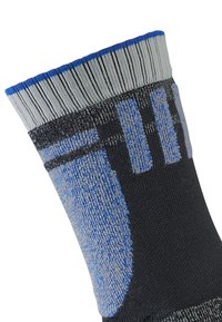 Calzino nero con accenti grigi e blu, con una fascia a coste e superficie testurizzata. Sono visibili motivi geometrici lungo il design.