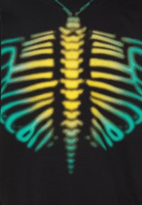 Černé tričko s grafickým designem motýlích křídel v tyrkysové a žluté barvě, s texturovanými polotóny, které vytvářejí hloubku.