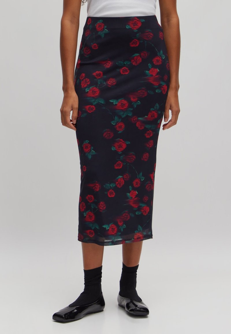 Bloemrijke midi-rok van marineblauwe stof, met rode rozen en groene bladeren. Slim fit, gladde textuur en een rechte silhouet.