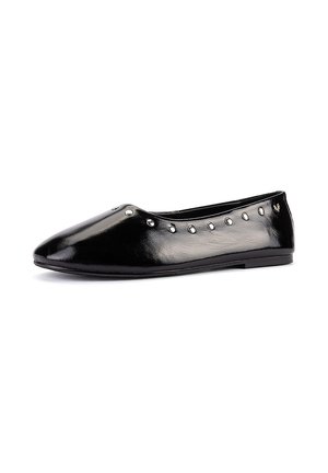 Zapato plano negro y brillante tipo slip-on con pequeñas tachuelas plateadas a lo largo del borde superior y puntera redondeada y puntiaguda.