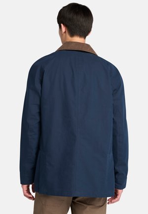 Marineblauwe jas met een corduroy kraag, eenvoudig ontwerp, lange mouwen en zijzakken, gemaakt van duurzaam materiaal.