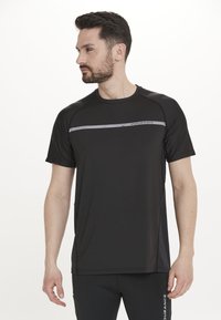 Sort atletisk t-shirt med korte ærmer, der har en reflekterende grå horisontal stribe over brystet og er lavet af et let, fugttransporterende stof.