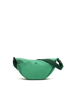 Sac vert en forme de croissant avec une large sangle réglable, un petit logo à l'avant et une fermeture éclair supérieure visible, sur fond blanc.