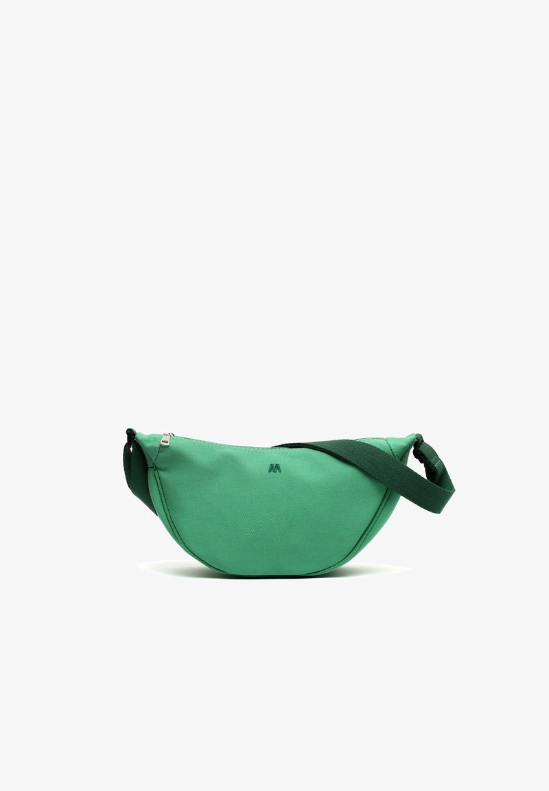 Sac vert en forme de croissant avec une large sangle réglable, un petit logo à l'avant et une fermeture éclair supérieure visible, sur fond blanc.