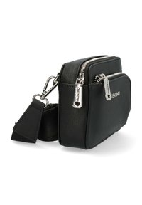 Crni sintetički crossbody torba s dva odvojena odjeljka sa zatvaračem, metalnim detaljima u srebrnoj boji, podesivim remenom i teksturiranom površinom.