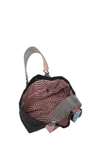 Sac en tissu noir avec une sangle réglable grise. L'intérieur présente un motif en zigzag rose et une poche zippée. Design à ouverture supérieure pour un accès facile.