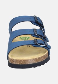 Blauer Zwei-Riemen-Sandal mit verstellbaren schwarzen Schnallen, Korkfußbett und schwarzer Gummi-Außensohle. Weiche Textur und minimalistisches Design.