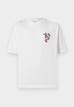 Λευκό κοντομάνικο T-shirt με στρογγυλή λαιμόκοψη και μικρό πολύχρωμο γραφικό σιλουέτας δύο ατόμων που παίζουν κιθάρες στο αριστερό μέρος του στήθους.