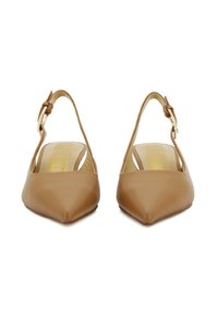 Scarpe slingback beige con punta affilata, materiale sintetico liscio, cinturino alla caviglia regolabile e logo sottile sulla soletta.