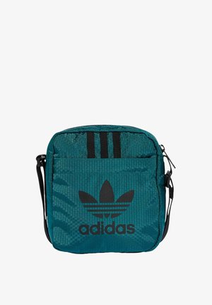 Pravokutna torba preko tijela u boji tirkiza, izrađena od tkanine sa šesterokutnim uzorkom, s crnim Adidas logotipom i tri crne pruge na vrhu.