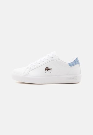 Valge Lacoste madala lõikega toss nööridega, pruun krokodilli logo küljel ja hele sinise mustriga kannaosa.