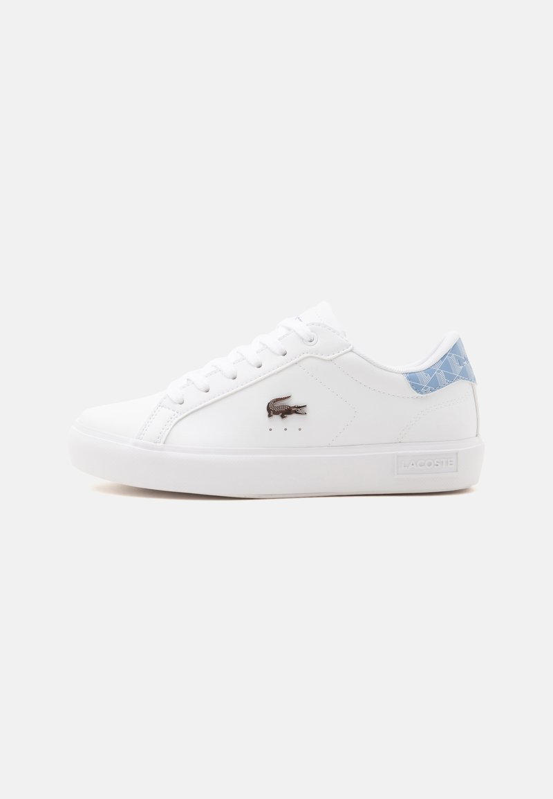 Λευκό sneaker Lacoste χαμηλού ύψους με κορδόνια, καφέ λογότυπο κροκόδειλου στο πλάι και ανοιχτό μπλε διακοσμητικό ταμπάκι στη φτέρνα.