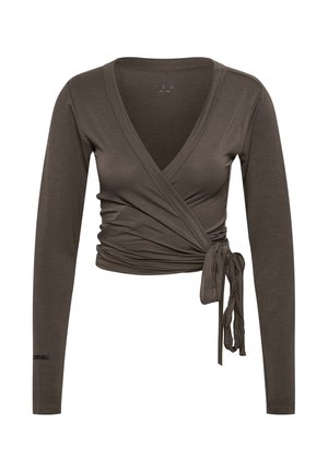 Braunes langärmeliges Wickel-Crop-Top mit V-Ausschnitt und seitlicher Bindung, aus leichtem, elastischem Stoff.