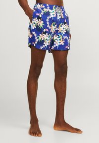 Kleurige blauwe zwembroek met tropische bloemen- en vogelprint, elastische tailleband met trekkoord, boven de knie lengte, lichtgewicht materiaal.