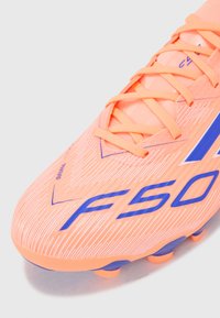 adidas Performance F50 LEAGUE - Jalkapallokengät kiinteälle alustalle - beam orange/lucid blue/white