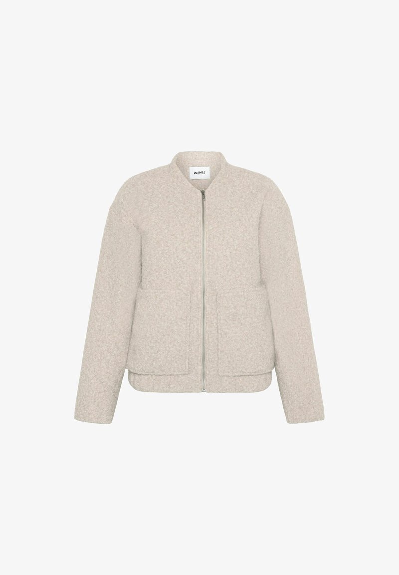 Giacca bomber color beige chiaro in tessuto texture, con zip frontale, due tasche applicate e un collo tondo.
