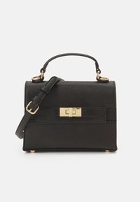 Sort faux læder håndtaske med struktureret kasseform, guld hardware og et håndtag i toppen. Har en aftagelig rem og elegant lås.