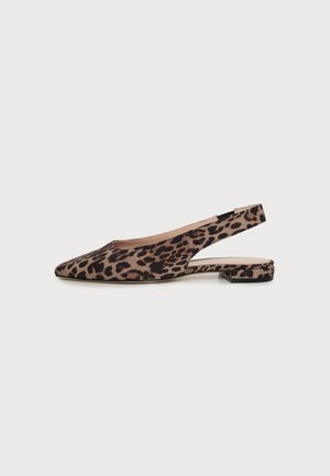 Flad slingback-sko med leopardmønster, spids tå og lav hæl, vist fra siden mod en hvid baggrund.