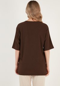 LELA Basic T-shirt - brown