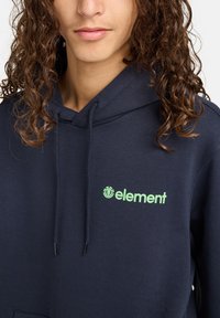 Felpa con cappuccio blu navy con tasca a marsupio, caratterizzata da un logo "element" verde chiaro sul petto e dettagli con coulisse.