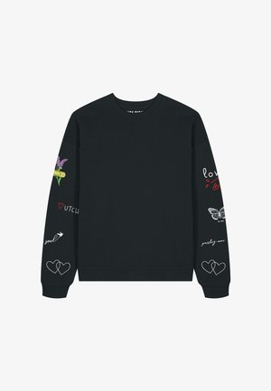 Zwarte sweatshirt met ronde halslijn en lange mouwen. Bevat kleurrijke graphics op de mouwen: illustraties van bloemen, hartjes en vlinders.
