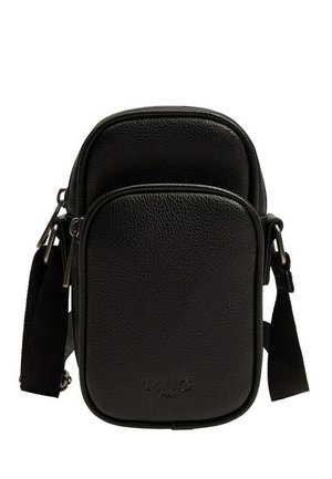 Bolso bandolera pequeño de cuero negro texturizado con dos compartimentos con cremallera y correa ajustable de tela negra.