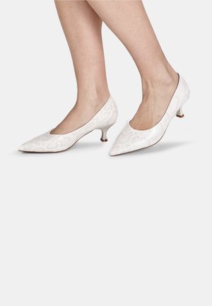 Décolleté bianche con punta appuntita in tessuto decorato, caratterizzate da un tacco basso e una finitura liscia e lucida. Dettagli accenti aggiungono un tocco sottile.