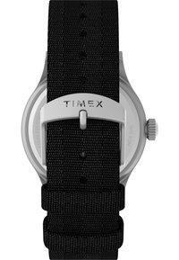 Czarny tekstylny zegarek na pasku ze stalową kopertą, z logo "TIMEX" i teksturowanym paskiem. Wodoodporny do 50 metrów.