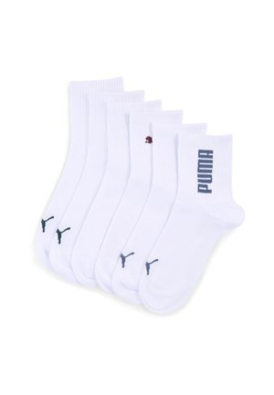 Chaussettes blanches de type crew en paquet de cinq. Chacune présente une texture côtelée avec des logos variés en vert foncé, navy et bordeaux.