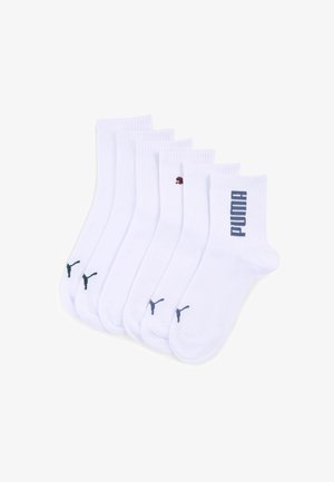 Weiße Crew-Socken in einem Pack mit fünf Paar. Jede Socke hat eine gerippte Textur mit unterschiedlichen kleinen Logos in Dunkelgrün, Marineblau und Weinrot.