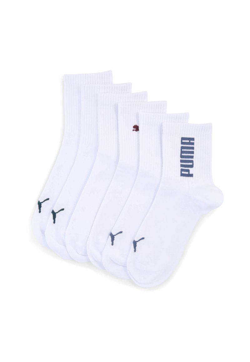Chaussettes blanches de type crew en paquet de cinq. Chacune présente une texture côtelée avec des logos variés en vert foncé, navy et bordeaux.