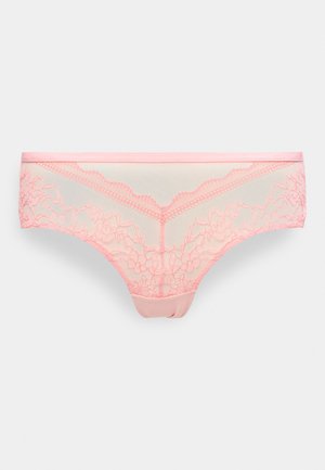 Rausvi nėriniais puoštos hipster stiliaus moteriškos kelnaitės su gėlių raštais ir permatomais tinklelio intarpais ant šviesios spalvos fono.