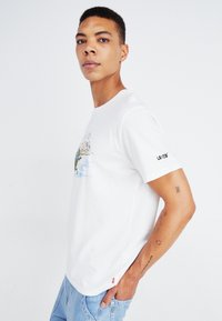 Levi's® RELAXED FIT - Trükipildiga T-särk - white