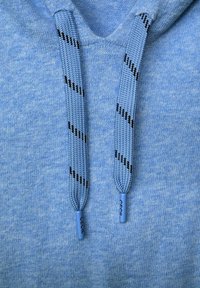 Lichtblauwe hoodie met een textuurgenaald ontwerp, voorzien van zwarte en blauwe gestreepte trekkoorden en gelabelde aglets.