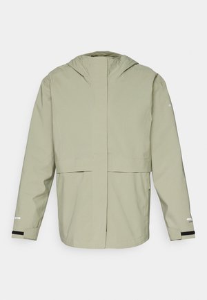 Jachetă impermeabilă verde deschis, cu fermoar frontal, glugă ajustabilă și manșete elastice. Prezintă un design minimalistic, fără modele vizibile.