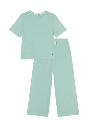 Ensemble comprenant un haut à manches courtes rayé vert menthe et un pantalon large, fabriqué en tissu léger avec une texture douce, mettant en avant un détail de logo subtil.