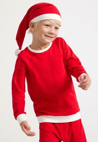 Czerwone bawełniane piżamy z długimi rękawami i białymi akcentami; w zestawie z pasującą czerwoną czapką świętego Mikołaja z białą lamówką i pomponem.