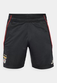 Sorte træningsshorts med røde sidelister, elastisk bæltelinje, med et teamlogo og tre guldstjerner. Fremstillet af glat, åndbart materiale.