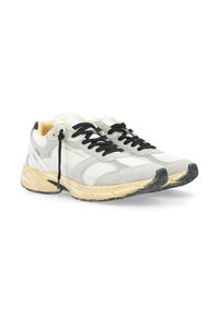 Sneaker grigie e bianche con tomaia in mesh, dettagli in suede, lacci neri e una spessa suola beige con un motivo di battistrada testurizzato.