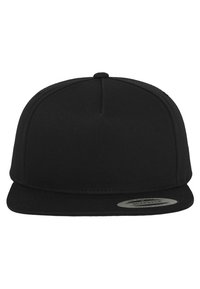 Zwarte snapback pet met een rechte klep, gemaakt van een gestructureerde stof. Heeft een gestikte naad en een rond merketiket aan de zijkant.