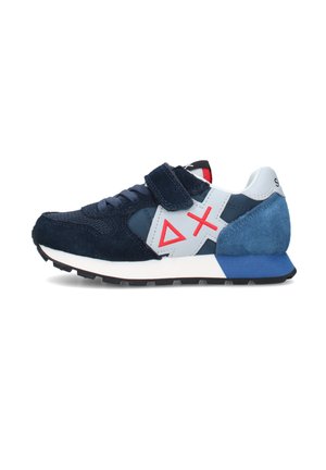 Scarpa da ginnastica blu navy con pannelli bianchi e azzurri, simboli geometrici rossi sul lato e una fascia in velcro sopra i lacci blu navy.