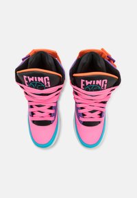 Baskets montantes avec tige synthétique rose, doublure noire, accents violet et orange, semelle bleue et lacets roses. Présente le logo Ewing sur la languette.