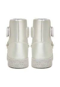 Witte metallic enkellaarsjes met een gladde afwerking, voorzien van twee verstelbare banden aan de zijkanten en een gestructureerde rubberen buitenzool.