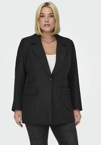 Črn blazer s prilagojeno postavo, enojnim gumbom za zapiranje in dvema sprednjima žepoma. Gladka текстura, zarezni ovratnik in dolgi rokavi.