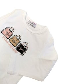 T-shirt bianco a maniche lunghe con tre grafiche di borse nei colori rosa, beige e nero, decorate con strass, etichettato "PINKO STAFF."