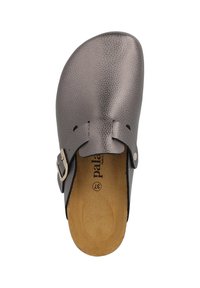 Zoccolo grigio in pelle con superficie texturizzata, fibbia argentata regolabile e una soletta in tinta contrastante beige. Design con suola piatta.