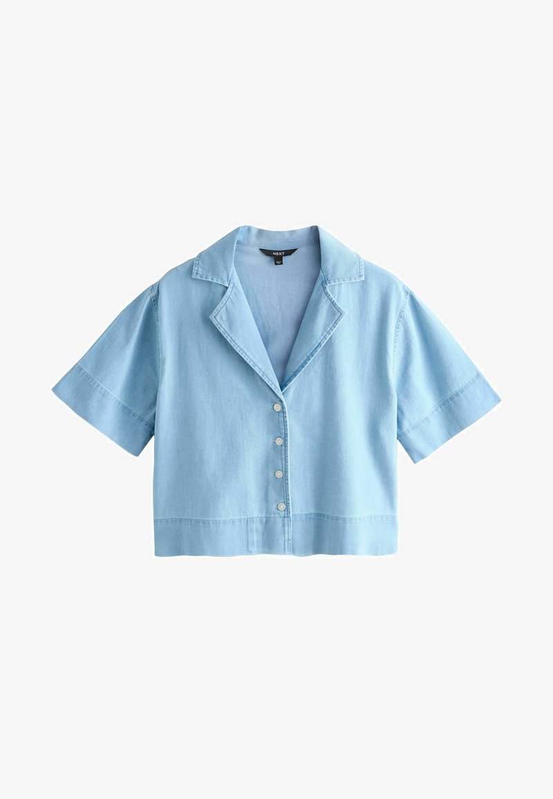 Chemise bleu clair courte avec manches courtes, col large et cinq boutons sur le devant.