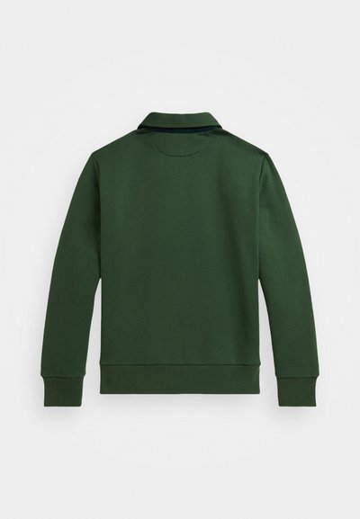 Grønn genser med krage, lange ermer og ribbestrikkede mansjetter. Jevn tekstur, ensfarget, uten synlige mønstre eller metall detaljer.