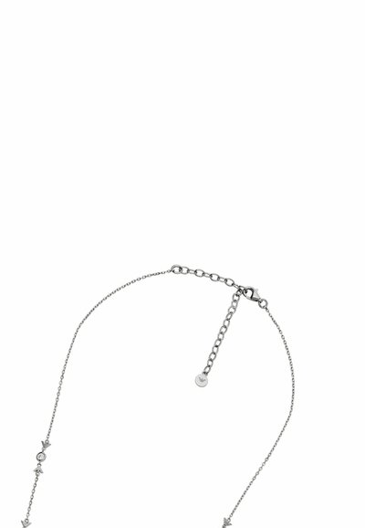 Smycke av silverkedja med små stjärnor och cirkulära accenter, utrustad med en kräftklämma och justerbar längd för en anpassad passform.