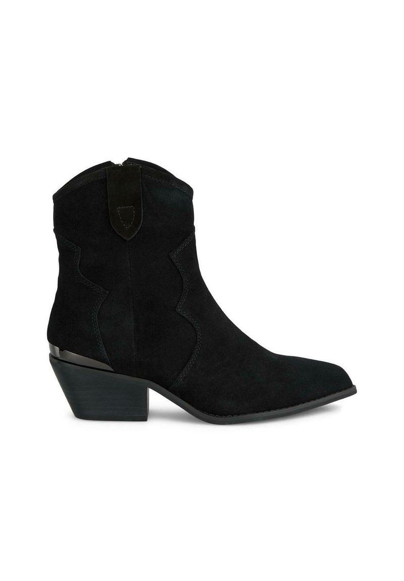 Botines de ante negros con puntera puntiaguda, costuras decorativas y un tacón bajo apilado. Presenta una cremallera en la parte posterior y un detalle de acento.